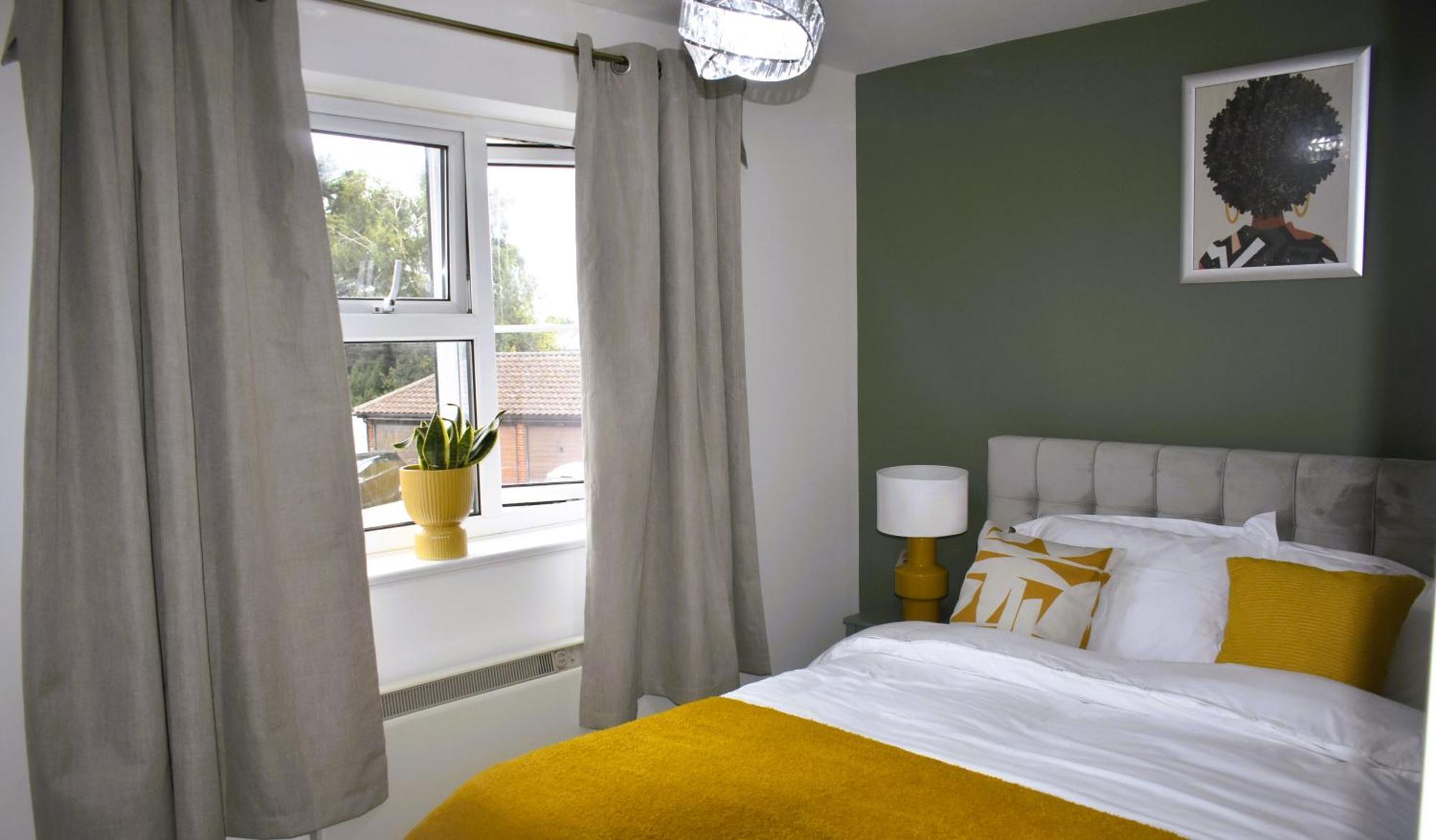 Luxury 2 Bed House With 3 Beds,3 Free Parking Lot In Dartford Near Town Centre, Adjacent Bus Stop, Train Station, Bluewater Mall, 25Mins To London City Airport,20 Miles From Central London Eksteriør bilde