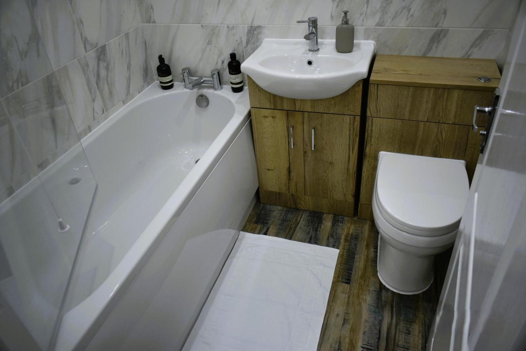 Luxury 2 Bed House With 3 Beds,3 Free Parking Lot In Dartford Near Town Centre, Adjacent Bus Stop, Train Station, Bluewater Mall, 25Mins To London City Airport,20 Miles From Central London Eksteriør bilde