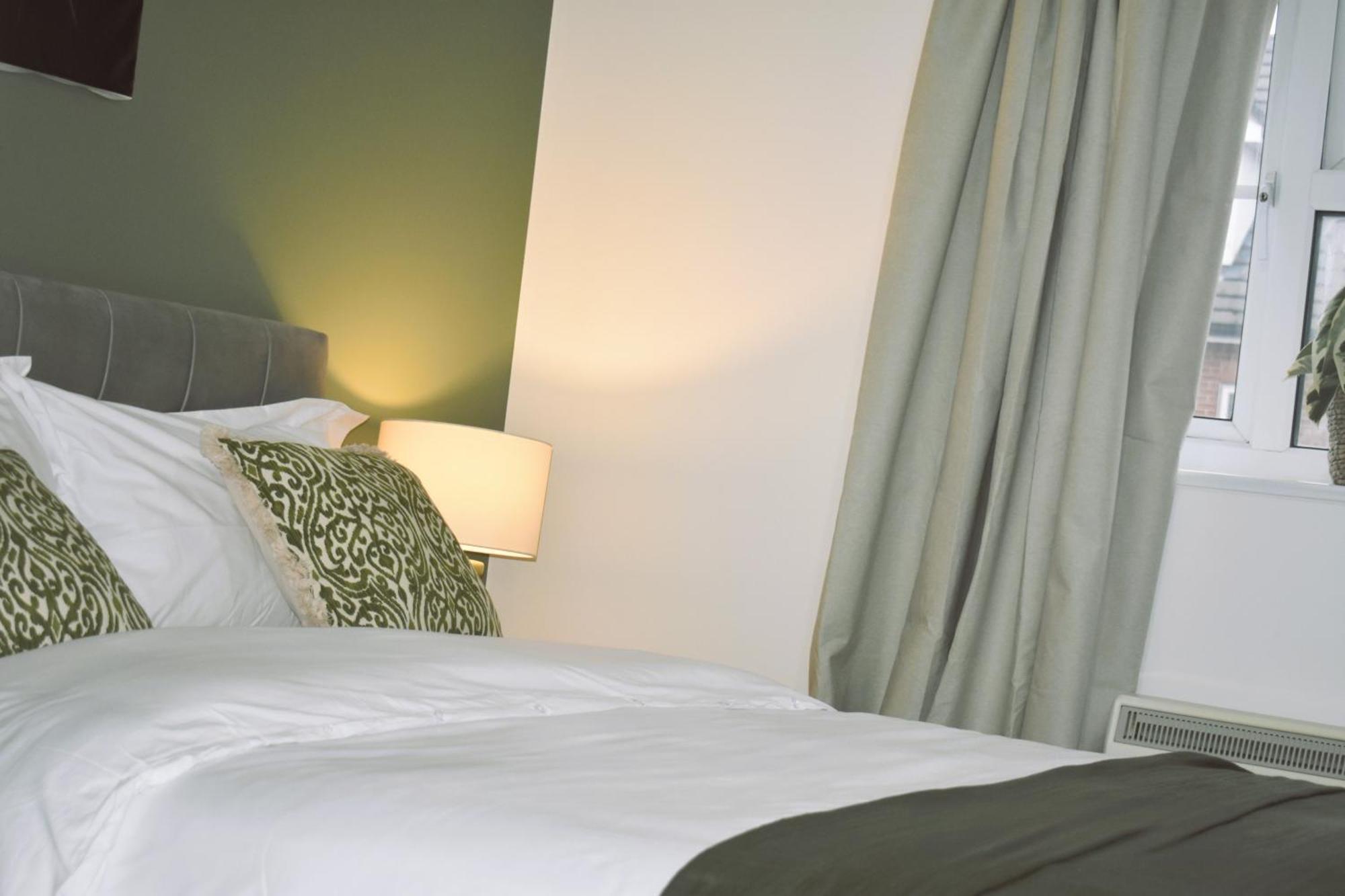 Luxury 2 Bed House With 3 Beds,3 Free Parking Lot In Dartford Near Town Centre, Adjacent Bus Stop, Train Station, Bluewater Mall, 25Mins To London City Airport,20 Miles From Central London Eksteriør bilde