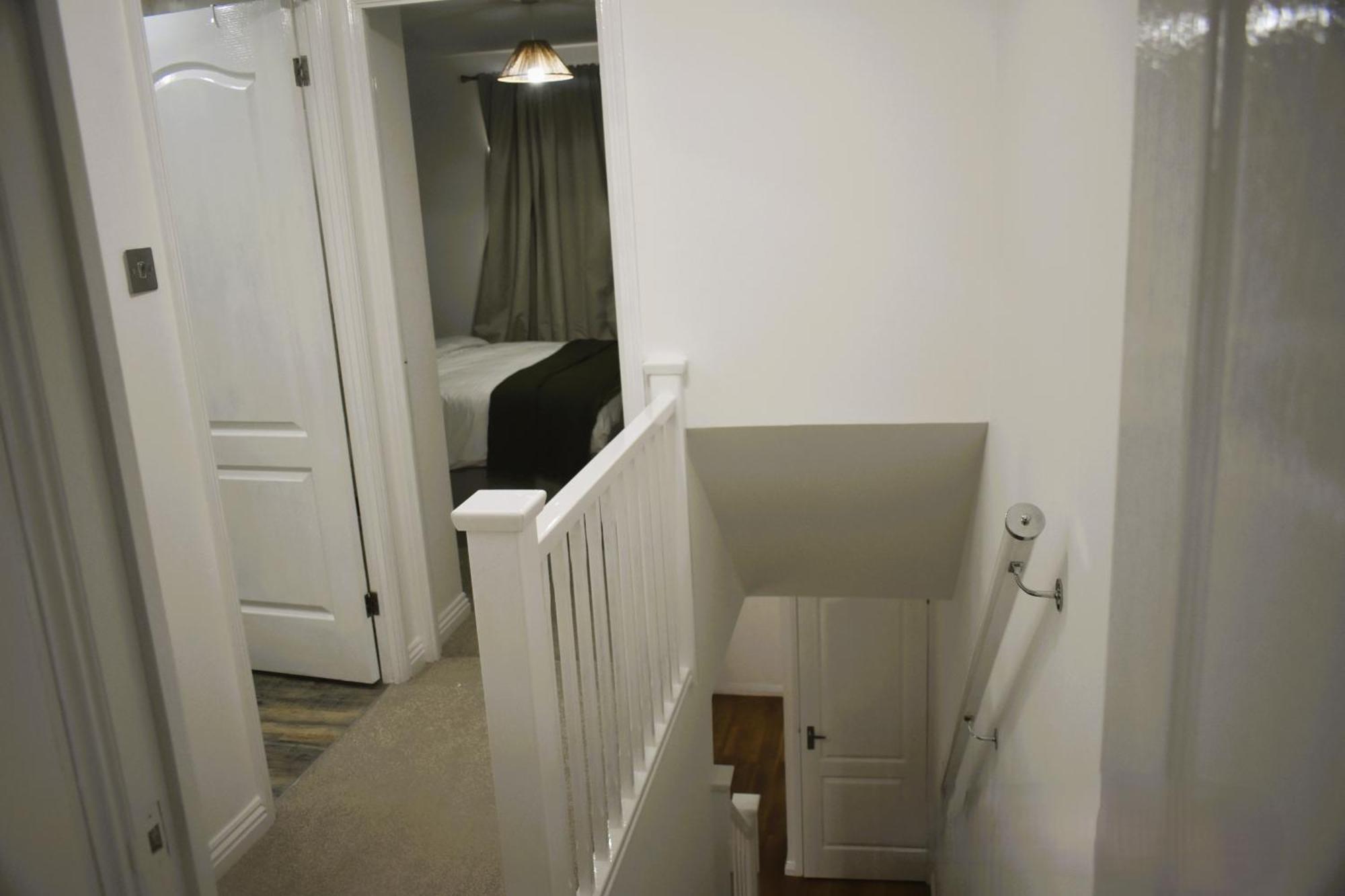 Luxury 2 Bed House With 3 Beds,3 Free Parking Lot In Dartford Near Town Centre, Adjacent Bus Stop, Train Station, Bluewater Mall, 25Mins To London City Airport,20 Miles From Central London Eksteriør bilde