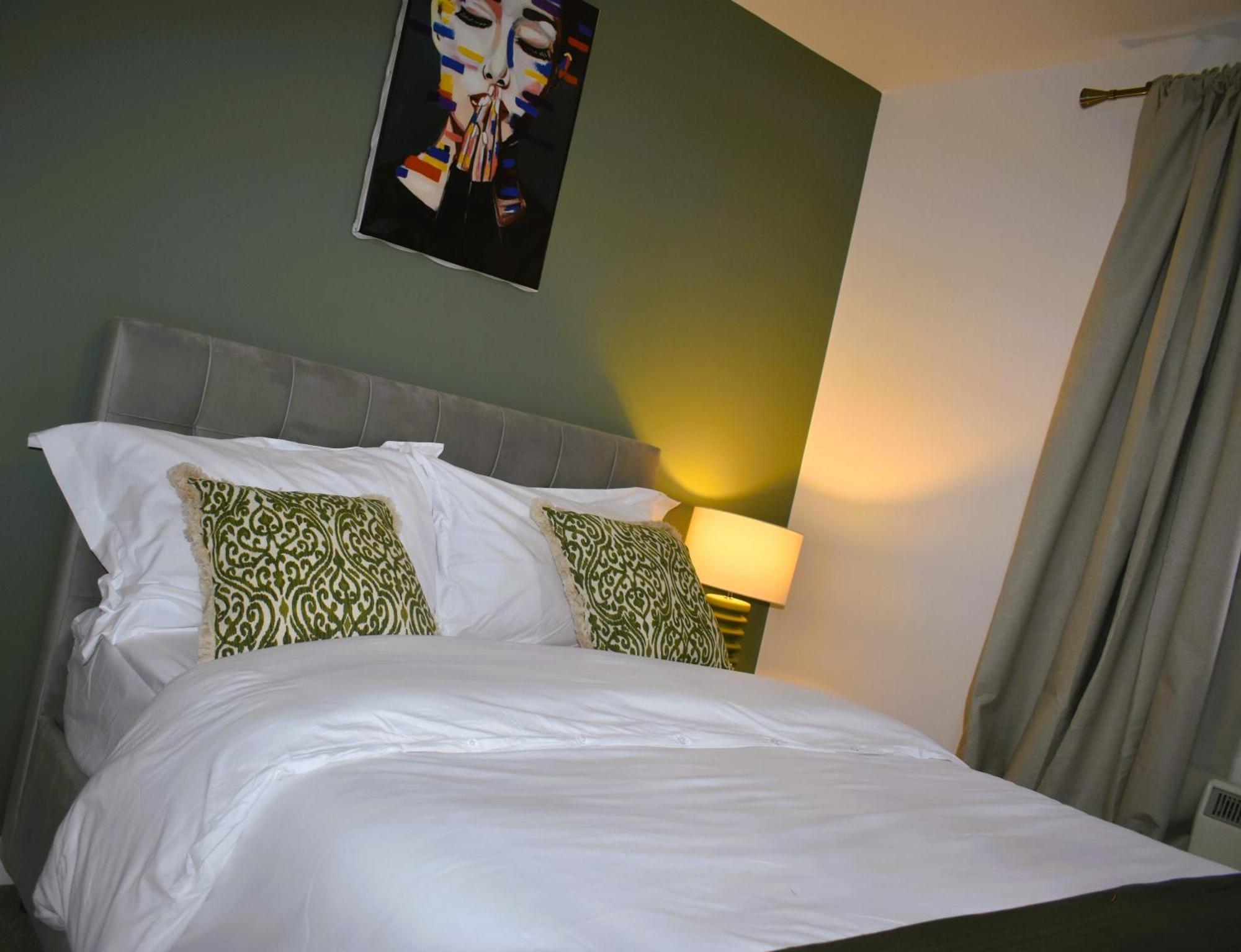 Luxury 2 Bed House With 3 Beds,3 Free Parking Lot In Dartford Near Town Centre, Adjacent Bus Stop, Train Station, Bluewater Mall, 25Mins To London City Airport,20 Miles From Central London Eksteriør bilde