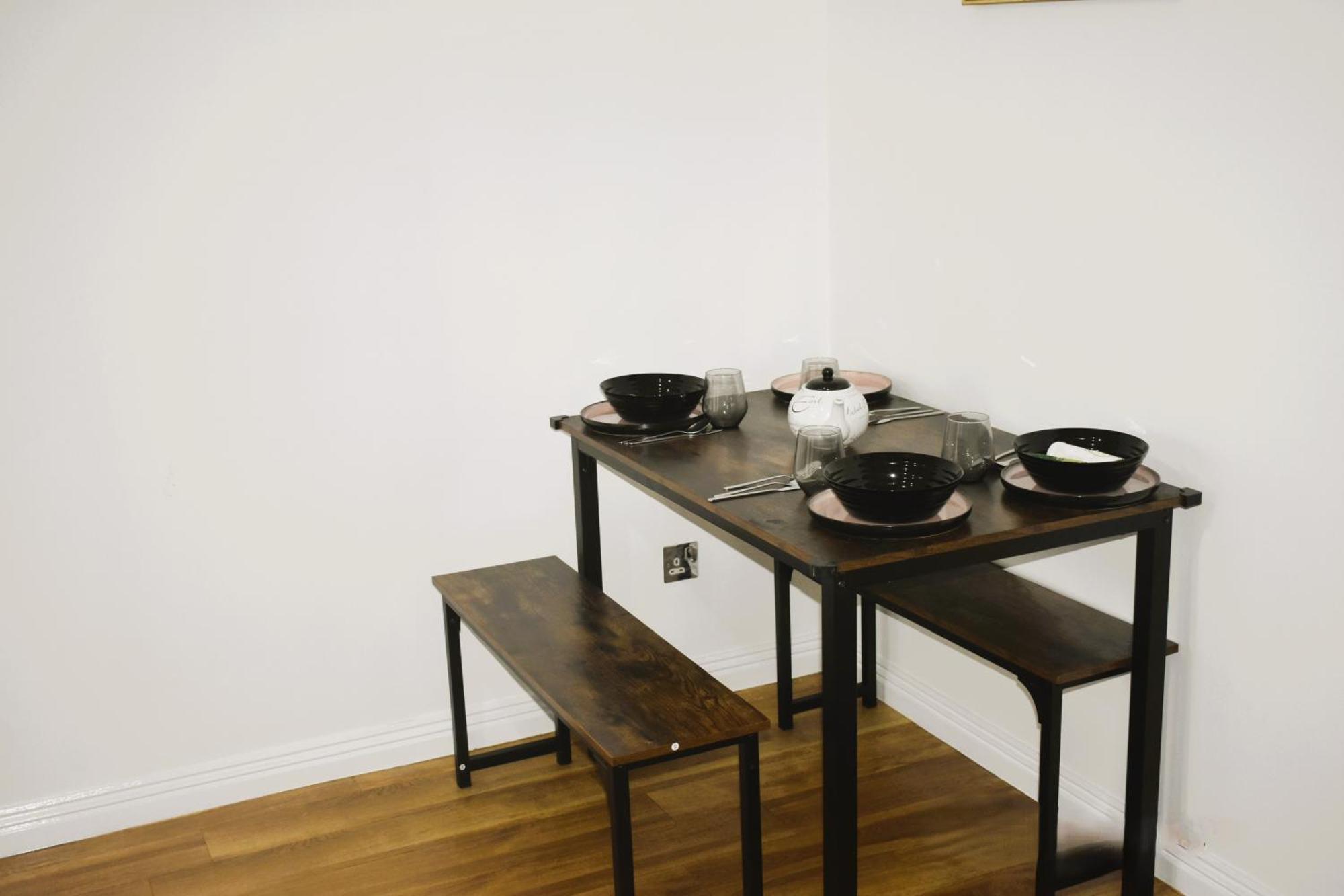 Luxury 2 Bed House With 3 Beds,3 Free Parking Lot In Dartford Near Town Centre, Adjacent Bus Stop, Train Station, Bluewater Mall, 25Mins To London City Airport,20 Miles From Central London Eksteriør bilde